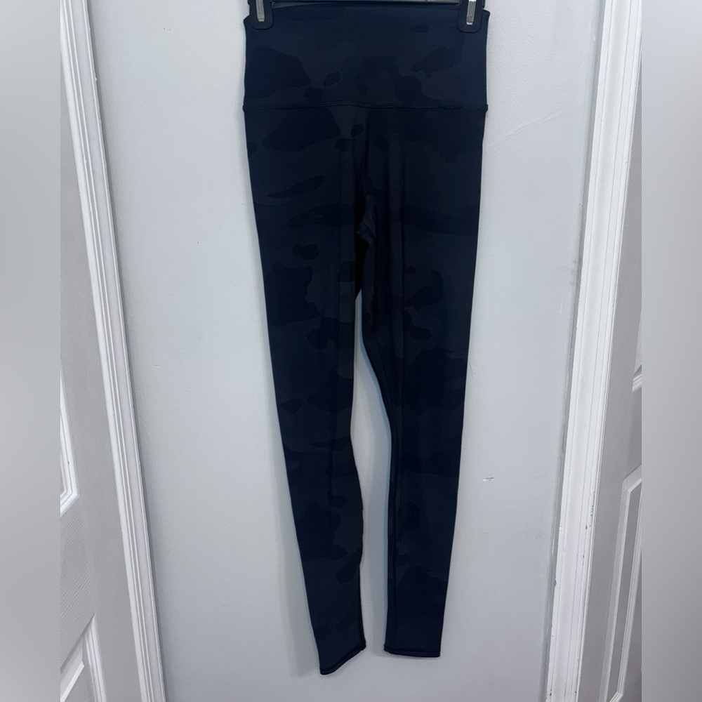 ALO Yoga Camo Black and Grey Leggings Size: XS - Picture 5 of 5